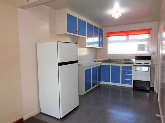 Tidy two bedroom unit with garage - Photo 1