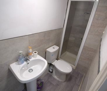 To Let 2 Bed Flat - Photo 6