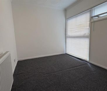 3 bedroom end of terrace house to rent - Photo 2