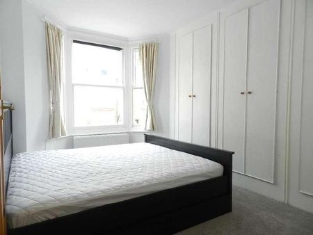 Warriner Gardens, First Floor Flat, London, SW11 - Photo 4