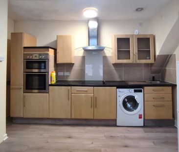 £950 PCM, Furnished Two Bedroom Second Floor Flat in Clare Street, ... - Photo 3