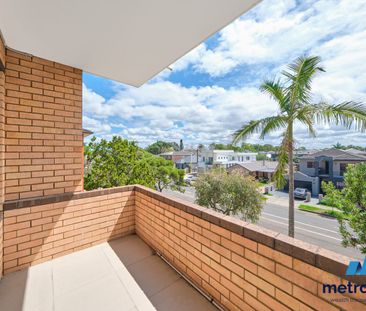 BEACHSIDE LIVING IN DOLLS POINT - SPACIOUS TWO-BEDROOM APARTMENT - Photo 6