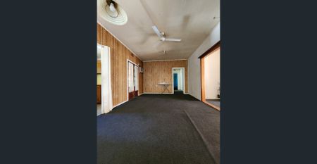 Spacious 3 bedroom home - Photo 3