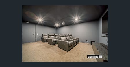 STYLISH APARTMENT WITH AMAZING VIEWS! - Photo 2