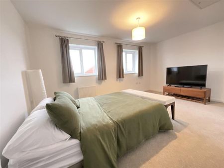 4 bedroom semi-detached house to rent - Photo 2