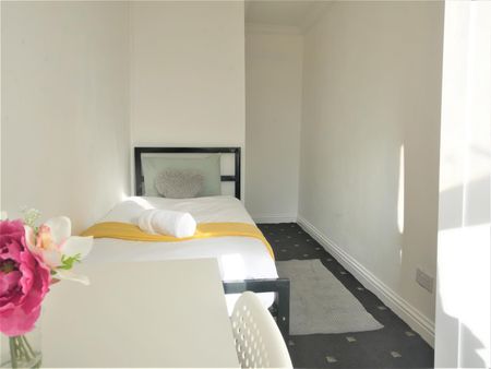 Christchurch Road, Bournemouth - Photo 2