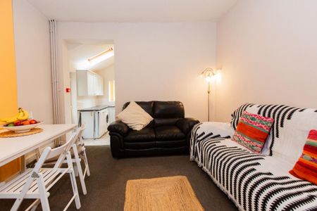 5 bedroom detached house to rent - Photo 2