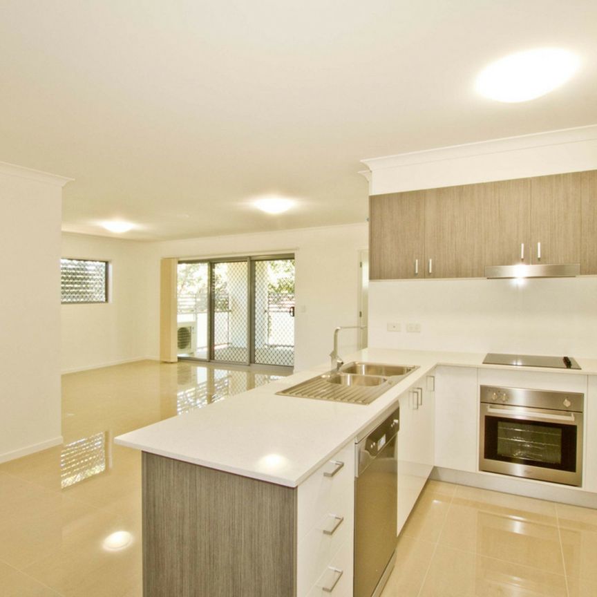 AIR CONDITIONED 2 BEDROOM UNIT - WALK TO TRAIN STATION ! - Photo 1
