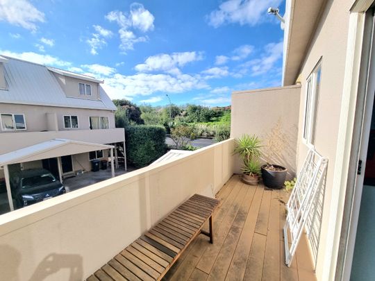 Contemporary Living and Urban Style - Photo 1