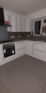 3 bedroom flat to rent - Photo 3