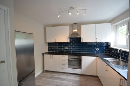 Flat to rent - Wricklemarsh Road, London, SE3 - Photo 4
