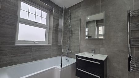 Aysgarth, Berkshire, RG12 - Photo 2