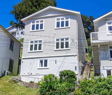 Large Renovated 1 Bedroom Unit - Photo 4