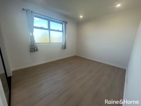 Brand New 2 bedroom plus study Townhouse in central location close to everything... - Photo 2