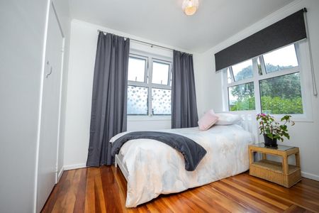 Sunny beautifully renovated 3 bedroom family home - Photo 3