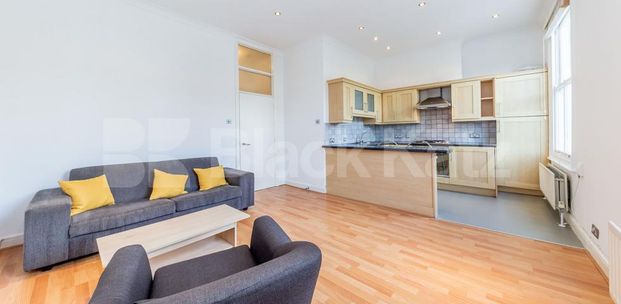 Recently refurbished one bedroom flat set with a period house near tube & shops - Photo 1
