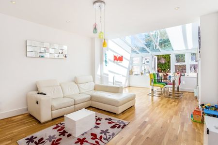 3 bedroom end of terrace house to rent - Photo 3