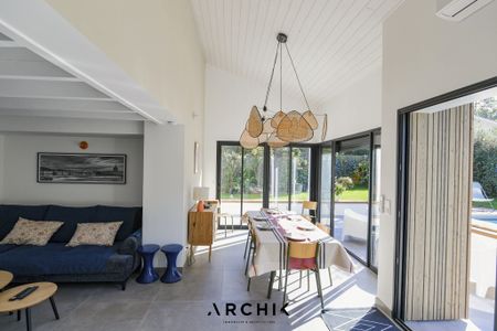 Architecture contemporaine, cette jolie maison de 140 m2 édifiée sur un terrain paysager de 430 m2 se situe au calme d'un quartier résidentiel du Pyla, à proximité de la plage et des commerces. - Photo 2