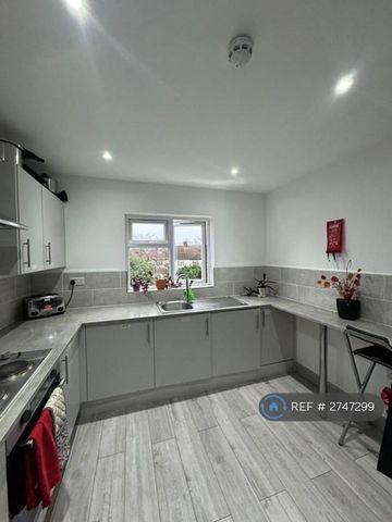 1 bedroom in a house share to rent - Photo 2