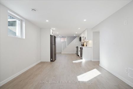 Detached Home For Lease | X8126100 - Photo 3