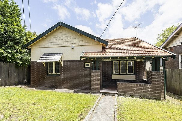 Earlwood - Photo 1