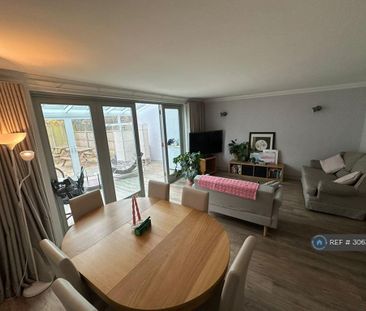 4 bedroom semi-detached house to rent - Photo 1