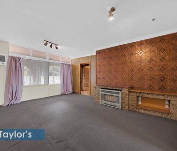 A STYLISH AND SPACIOUS ENTERTAINERS DREAM WITH CHARACTER AND COMFORT - Photo 3