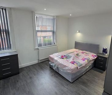 4 bedroom semi-detached house to rent - Photo 4