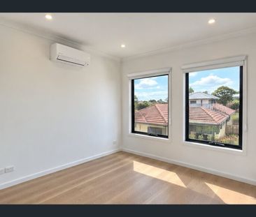 Stylish, modern and convenient townhouse in the heart of Kingsbury - Photo 5