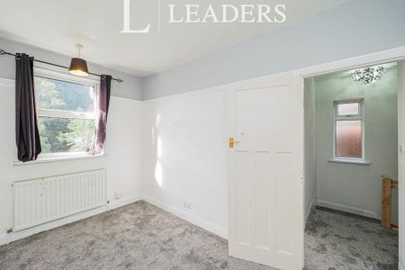 4 bedroom semi-detached house to rent - Photo 3