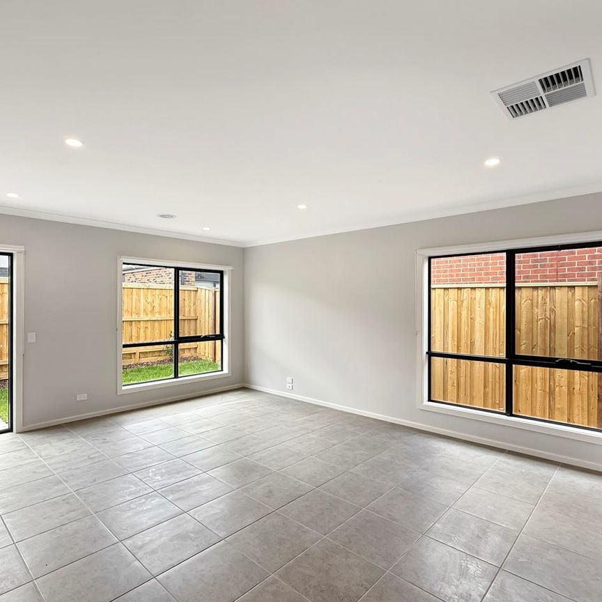 🏡 Brand New 4-Bedroom House in Thornhill Park - Photo 1