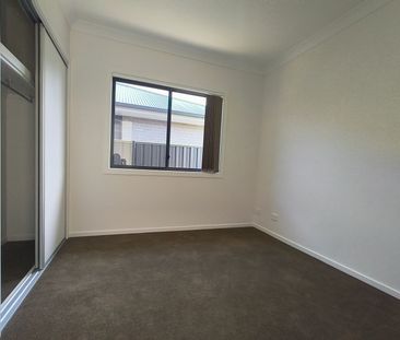 Beautifully Built 2 Beds Flat – Separate Entry with Concrete Sidepa... - Photo 6