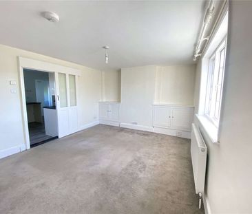 A charming Grade II listed cottage situated in the heart of the Ken... - Photo 1