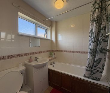 1 bedroom in a house share to rent - Photo 3