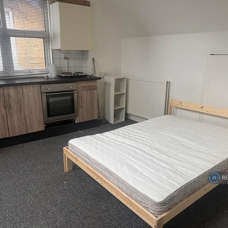 1 bedroom in a house share to rent - Photo 1
