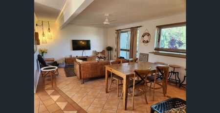 Fully furnished unit just steps from beautiful Kellys Beach - Photo 5