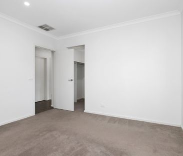 LARGE FAMILY HOME AROUND THE CORNER FROM DELACOMBE TOWN CENTRE - Photo 3