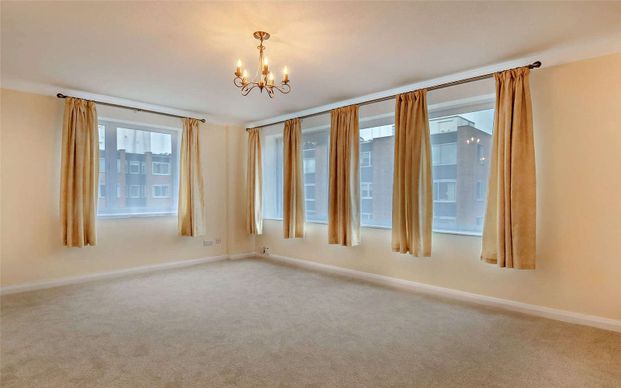 A third floor three bedroom apartment off Grange Road. - Photo 1