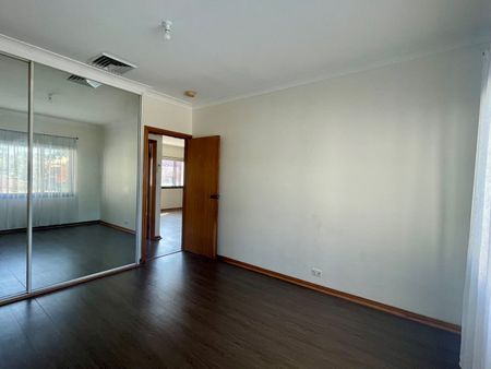 Large bright shop top 2-bedroom flat - Photo 3