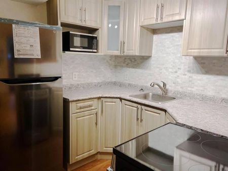 For Lease - 2 Edgewood Gardens, Toronto, Ontario - Photo 2