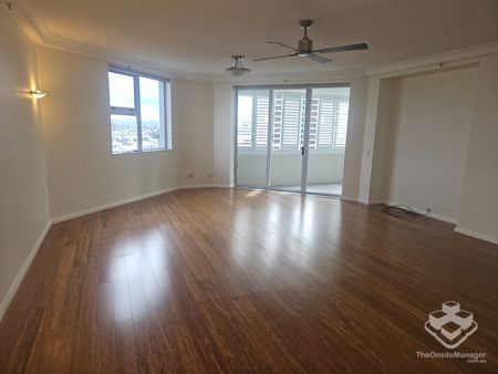 SPACIOUS THREE BEDROOM APARTMENT IN PRESTIGIOUS GRAND MARINER - Photo 3