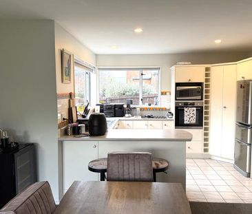 Private & Spacious 3-Bedroom Home with Double Garage - Photo 6