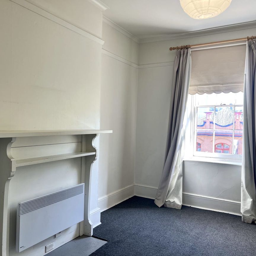 Updated and ready, right in the City Centre! - Photo 1