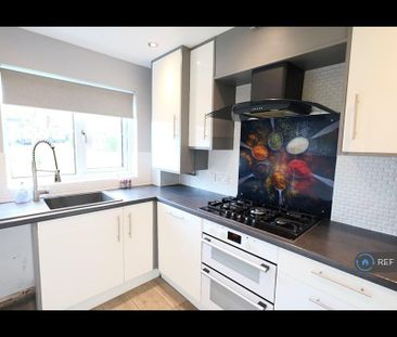 3 bedroom semi-detached house to rent - Photo 2