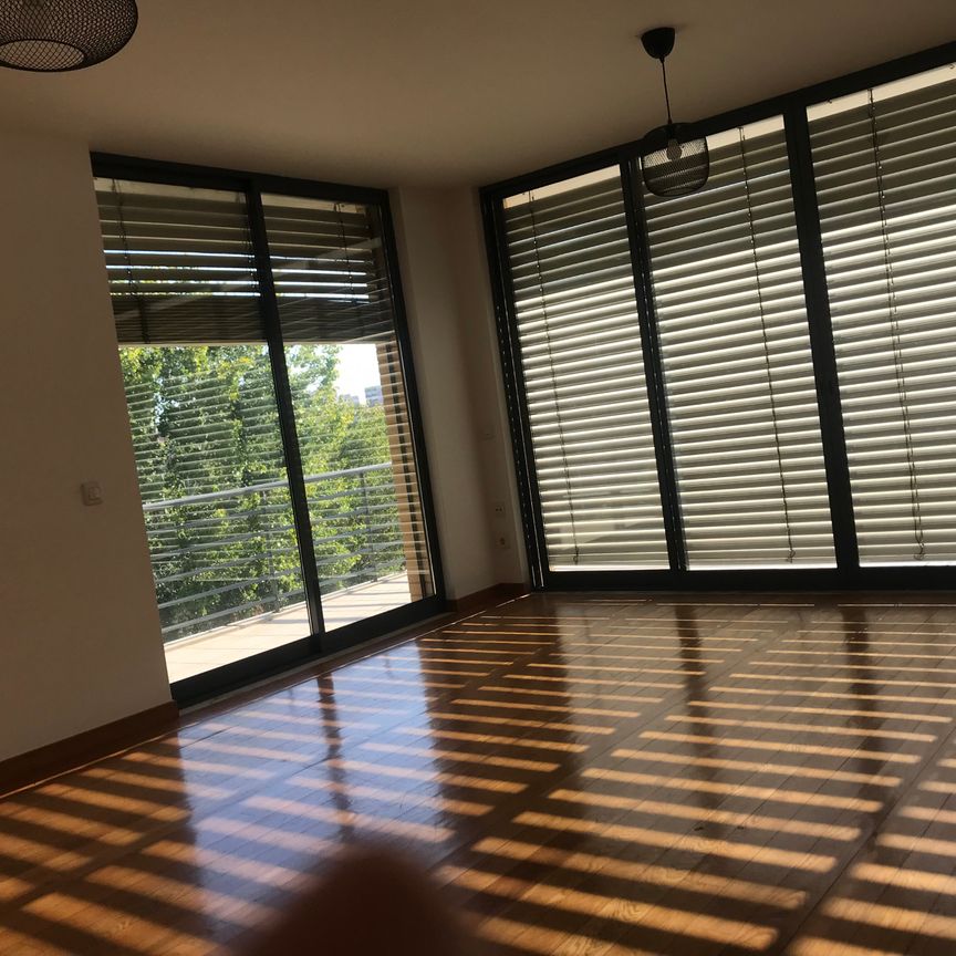 Apartamento T3 sem móveis para arrendamento na Quinta do Barão em Carcavelos. - Photo 1