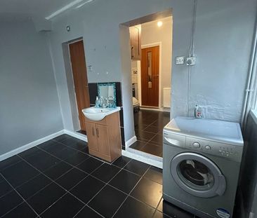 Room in a Shared House, Albert Square, E15 - Photo 2