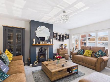 4 bedroom detached house to rent - Photo 2