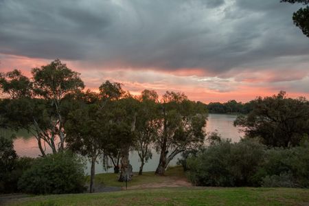 Riverfront Luxury - Photo 4