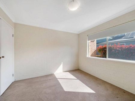 Charming Villa for Rent in Prime Berry Location - Photo 2