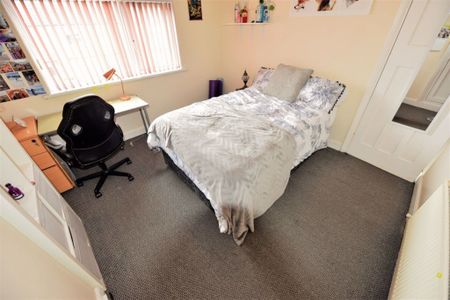 3 bedroom House in Walmsley Road, Leeds - Photo 2